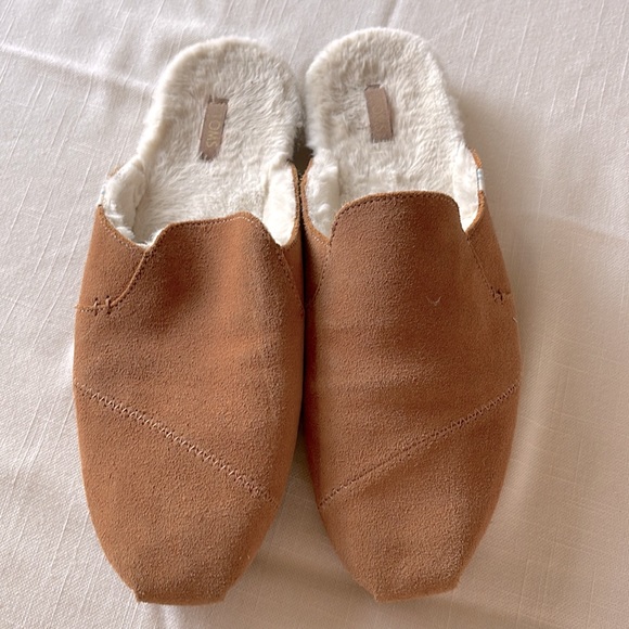 Tan suede Tom’s slip on Mule slipper style - Picture 2 of 3